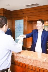 Hóspedes ficando em Los Tallanes Hotel & Suites