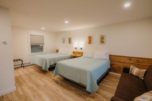 a bedroom with two beds and a couch at Bingham Motor Inn in Bingham