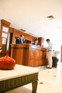 Hóspedes ficando em Los Tallanes Hotel & Suites