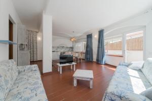 uma sala de estar com um sofá e uma mesa em Azzurro Mare a Seccheto - Goelba em Seccheto