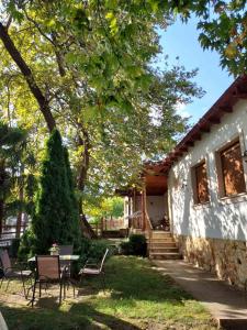 una casa con tavolo e sedie nel cortile di Guesthouse Platon a Orma