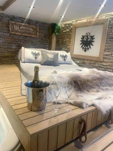 een kamer met een bed met wijnglazen op een tafel bij Mountain View Appartements mit Blick WEITBLICK in Innsbruck