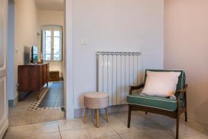 ein Wohnzimmer mit einem Stuhl und einem Stuhl in der Unterkunft Fontebella 46 in Assisi