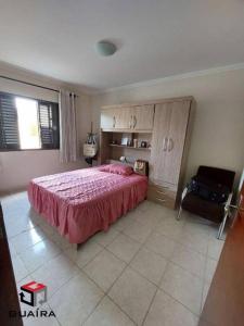 1 dormitorio con 1 cama rosa y 1 silla en House en Río de Janeiro