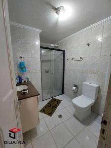 y baño con ducha, aseo y lavamanos. en House en Río de Janeiro