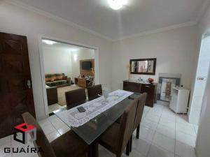 House في ريو دي جانيرو: طاولة طعام وكراسي في غرفة المعيشة
