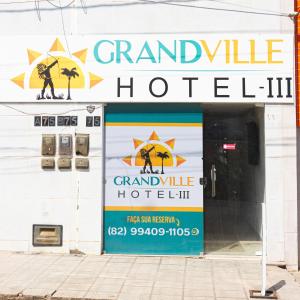 a grandville hotel sign on the side of a building at Hotel Grandville III in Palmeira dos Índios