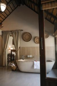 a bathroom with a bath tub and a sink at Duma Manzi Eco Lodge & Spa in Richmond