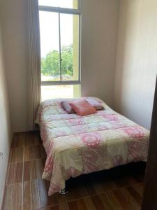 - une petite chambre avec un lit et une fenêtre dans l'établissement Departamento bonito en Tarapoto, à Tarapoto