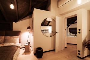 ein Schlafzimmer mit einem Spiegel neben einem Bett in der Unterkunft Joy Village in Warschau