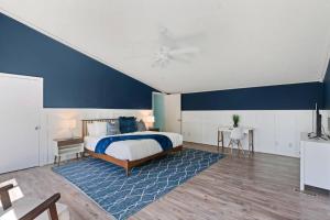 Φωτογραφία από το άλμπουμ του 2 King Suites~Private Pool+Hot Tub~2mi from beach σε The Meadows