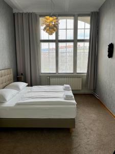 Un dormitorio con una cama grande y una lámpara de araña. en berlincity, en Berlín