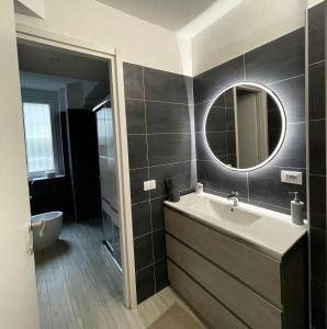ein Bad mit einem Waschbecken und einem Spiegel in der Unterkunft Sun shine in Cesano Boscone