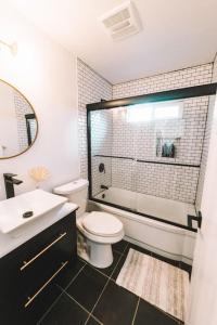 biała łazienka z toaletą i umywalką w obiekcie Mid Century Modern 2 Bedroom, Walk to Downtown w mieście Grants Pass