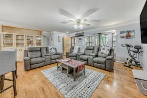 Χώρος καθιστικού στο Ruidoso Cabin with Hot Tub about 2 Mi to Grindstone Lake