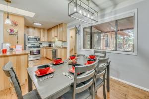 Η κουζίνα ή μικρή κουζίνα στο Ruidoso Cabin with Hot Tub about 2 Mi to Grindstone Lake