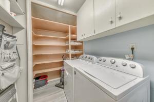 Η κουζίνα ή μικρή κουζίνα στο Ruidoso Cabin with Hot Tub about 2 Mi to Grindstone Lake +20 φωτογραφίες