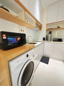 Gallery image of Seaside Pool View Studio Apartment at Kota Kinabalu City Centre in Kota Kinabalu