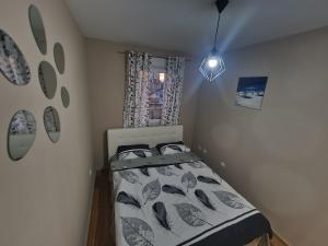 sypialnia z łóżkiem w pokoju w obiekcie Apartman Centar w mieście Doboj