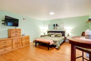 - une chambre avec un lit, un bureau et une table dans l'établissement Soothing Studio with Lush Views 2 Mi to Beach!, à Smith River