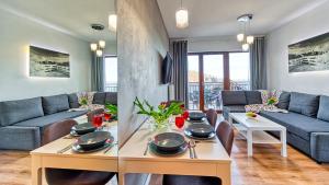 salon z kanapą i stołem w obiekcie Apartamenty Karpatia Resort by ROYAL APARTS w mieście Karpacz