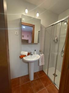 bagno con lavandino e doccia di Casa Calderón de Medina lV a Siete Iglesias de Trabancos