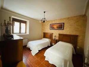 a bedroom with two beds and a window at Casa Calderón de Medina lV in Siete Iglesias de Trabancos