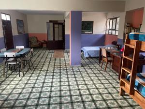 コチャバンバにあるEl Pueblitoのベッド、テーブル、椅子が備わる客室です。