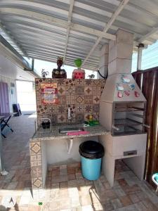 a kitchen with a counter top with a stove at Chalé 1 Container Ubatuba Ruínas da Lagoinha Praia da Lagoinha in Ubatuba
