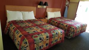 เตียงในห้องที่ Valley Inn - Lebanon Oregon