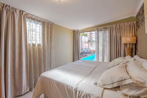 ロス・クリスティアーノスにあるVilla 4bed private pool en Los Cristianosのベッドルーム(白いベッド1台、窓付)