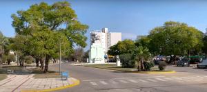 an empty street with a building in the background at DEPARTAMENTO RIO TERCERO in Río Tercero
