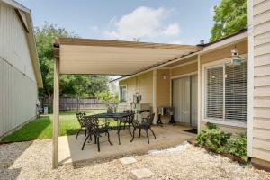un patio con mesa y sillas bajo toldo en Sunny San Antonio Home with Backyard and Patio!, en San Antonio