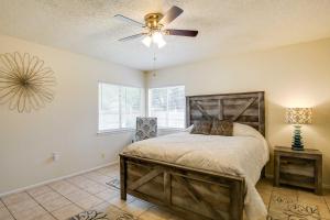 1 dormitorio con 1 cama y ventilador de techo en Sunny San Antonio Home with Backyard and Patio!, en San Antonio