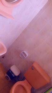 ein Badezimmer mit einem roten WC und einem Waschbecken in der Unterkunft HOTEL VISTA HERMOSA in Trujillo