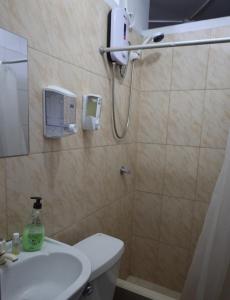 y baño con ducha, aseo y lavamanos. en Casa sabina 2, en Lima