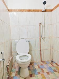 uma casa de banho com um WC e um chuveiro em Kohmook​ Money​ House em Ko Mook