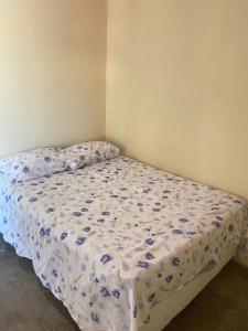 - un lit dans un coin de chambre dans l'établissement Casa do Charlles, à Aracati