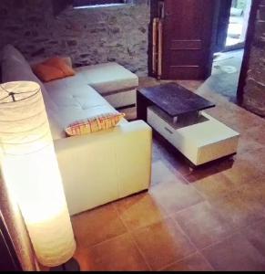 una sala de estar con un sofá y una mesa en Masia Casa Nova de n'Illa, en Montseny