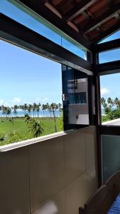 卡博迪聖阿戈斯蒂尼奧的住宿－Cobertura com vista pro mar，客房设有海景大窗户。