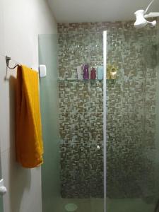 um chuveiro com uma porta de vidro na casa de banho em Cobertura com vista pro mar em Cabo de Santo Agostinho