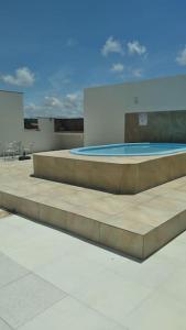una piscina en la parte superior de un edificio en Cobertura com vista pro mar, en Cabo de Santo Agostinho