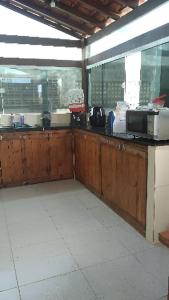 a kitchen with a counter with a microwave at Cobertura com vista pro mar in Cabo de Santo Agostinho