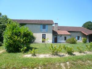 a house with a blue window and a yard at Laborde in Mimbaste