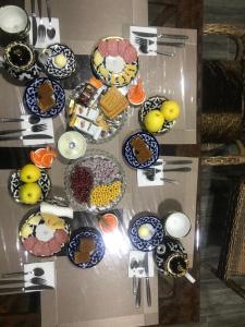 un tavolo con piatti e ciotole di cibo sopra di Sitora Star guest house a Samarkand
