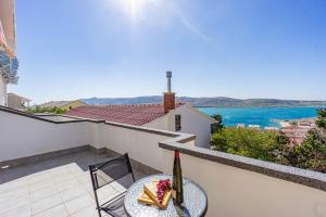 - une table avec une part de gâteau sur le balcon dans l'établissement Federica, à Zubovići