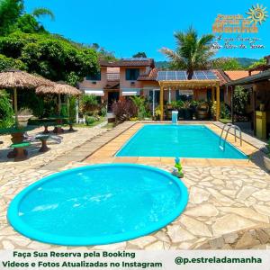 - une piscine en face d'une maison dans l'établissement Pousada Estrela da Manhã, à São Pedro da Serra