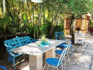 una mesa y sillas en un patio en Hotel Fazenda Terra Ramos en Papucaia