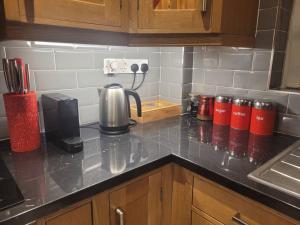 uma bancada de cozinha com uma cafeteira em Ballure House em Sligo