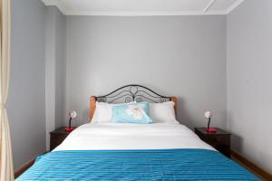1 dormitorio con 1 cama y 2 mesitas de noche en Yarkona Hedge en Nairobi